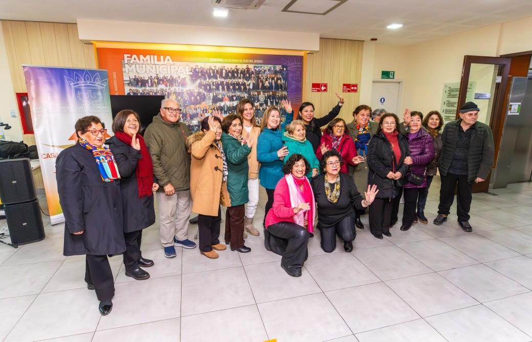 "Ceremonia de entrega de material educativo del Programa Asesores Senior a estudiantes de la Escuela Particular N.° 23 Metodista."